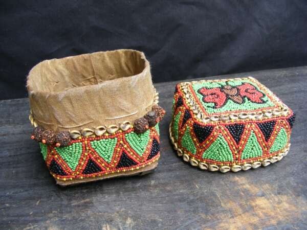 #1 NATIVE BEADS BOX & Woven Leaf Jewel Jewelry Container Chamber Tribal Borneo